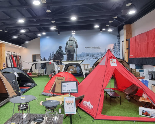 Snowline Camping Produkte auf einer Messe