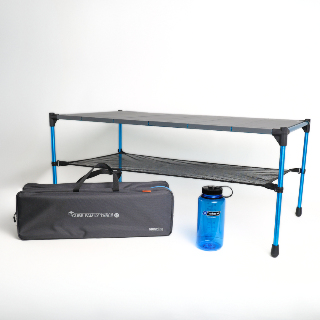 Ein Bild zum Veranschaulichen der Größen des L6 Family Table in aufgebautem Zustand und verpacktem Zustand mit einer Nalgene Flasche.