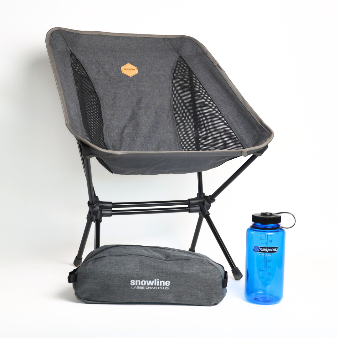 Ein Bild zum Veranschaulichen der Größen des Lasse Plus Chairs in aufgebautem Zustand und verpacktem Zustand mit einer Nalgene Flasche.