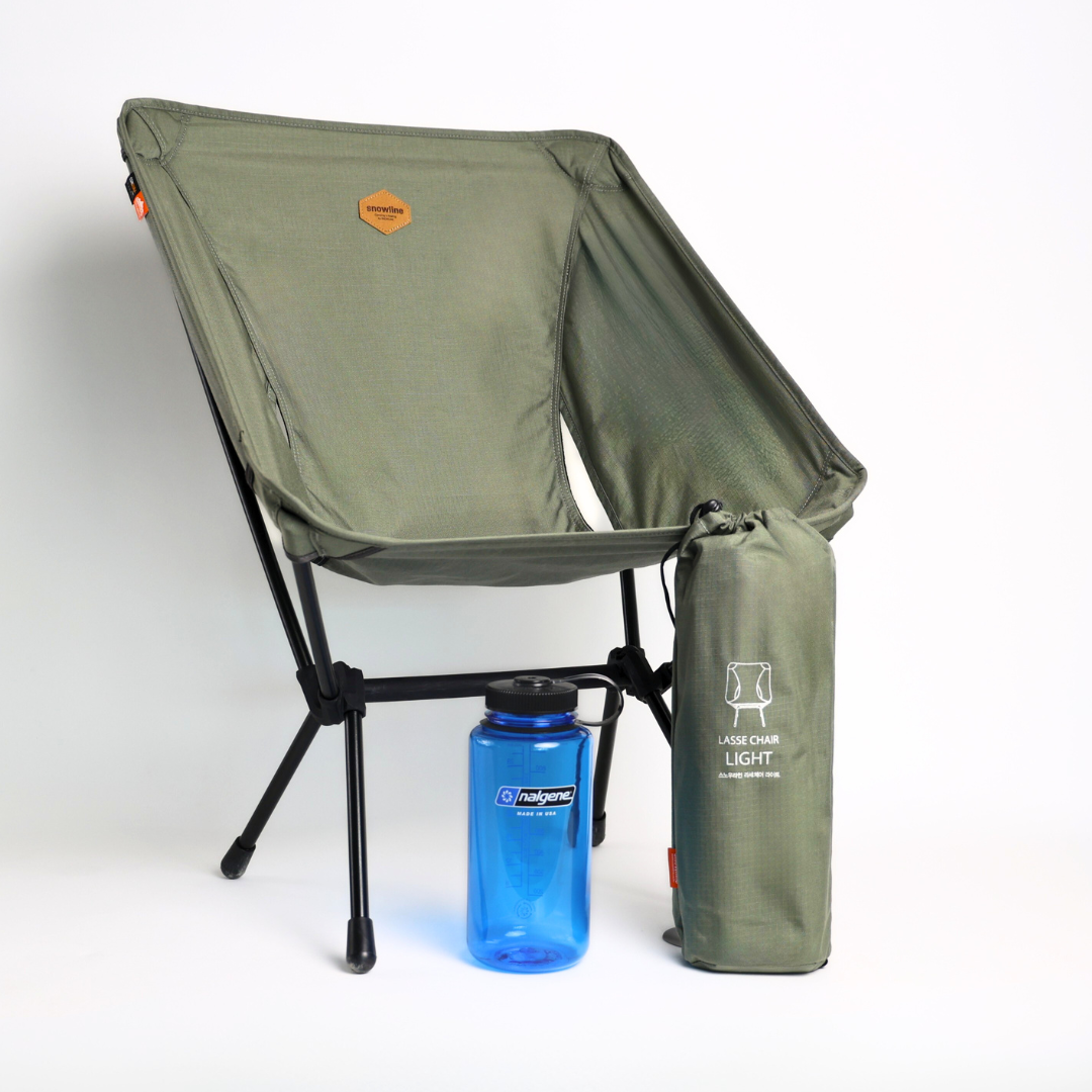 Ein Bild zum Veranschaulichen der Größen des Lasse Light Chairs in aufgebautem Zustand und verpacktem Zustand mit einer Nalgene Flasche.