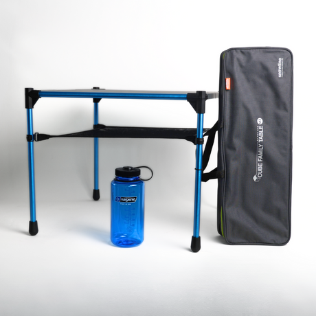 Ein Bild zum Veranschaulichen der Größen des M3 Family Table in aufgebautem Zustand und verpacktem Zustand mit einer Nalgene Flasche.
