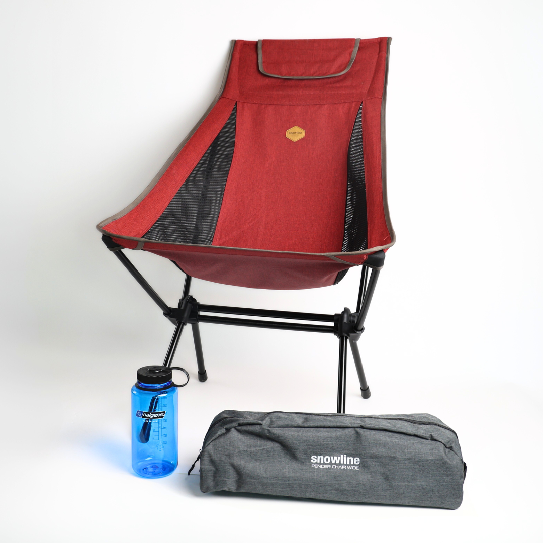 Ein Bild zum Veranschaulichen der Größen des Pender Chairs in aufgebautem Zustand und verpacktem Zustand mit einer Nalgene Flasche.