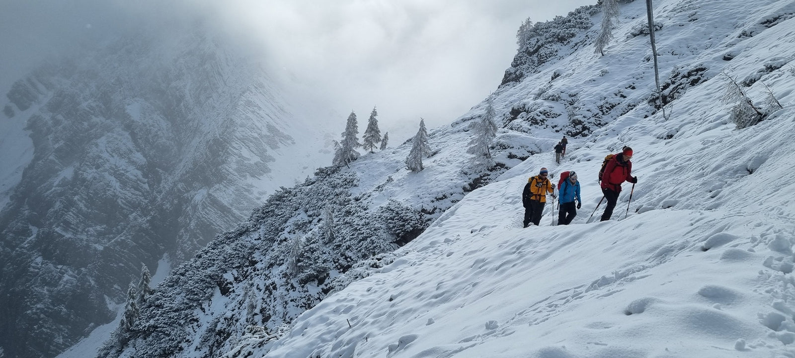 Schnee bis in tiefe Lagen: Herausforderungen für Wanderer in der Übergangszeit